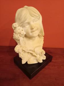 Busto di ragazza